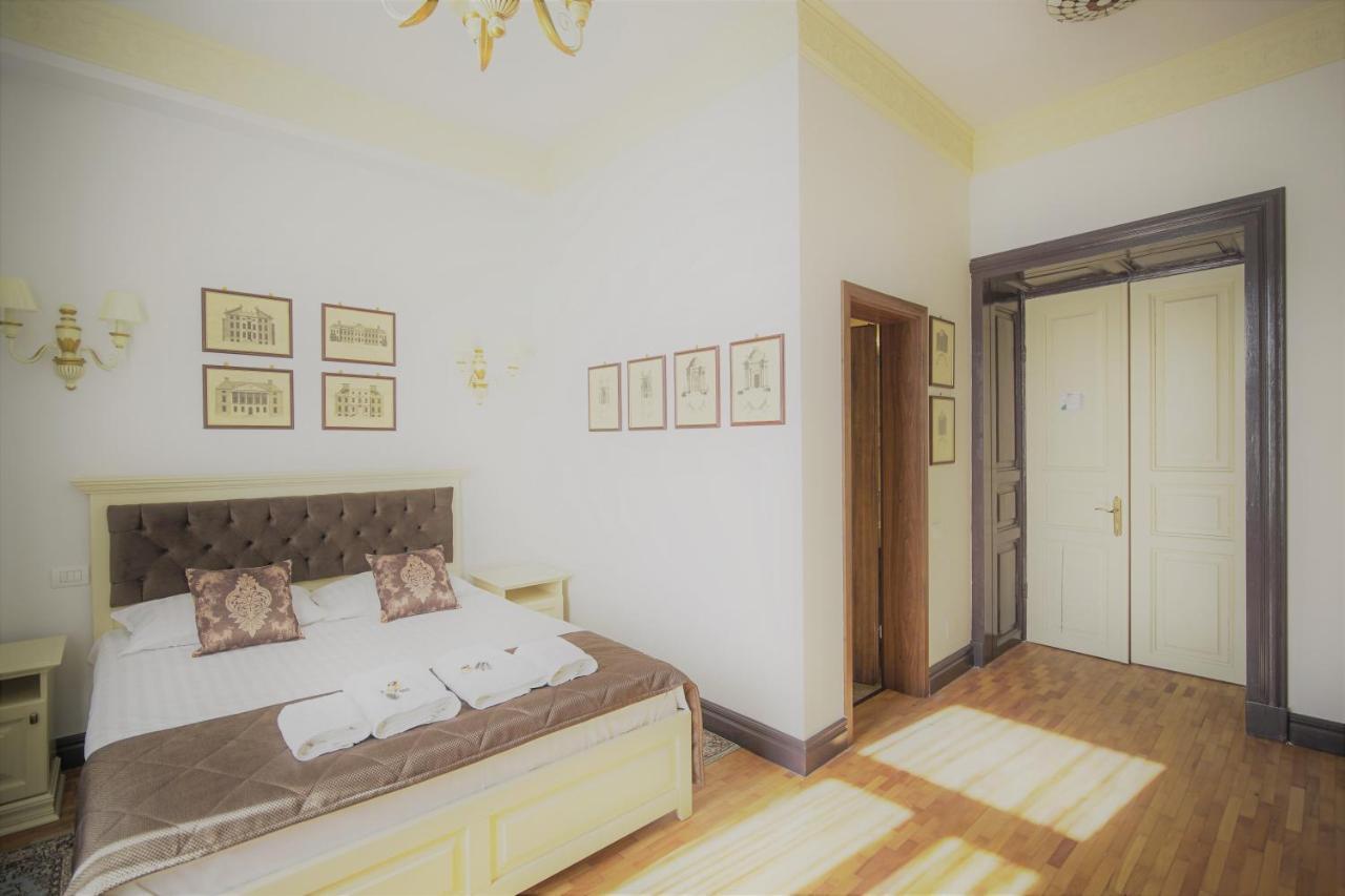 La Curtea Domneasca Hotell Piatra Neamţ Exteriör bild