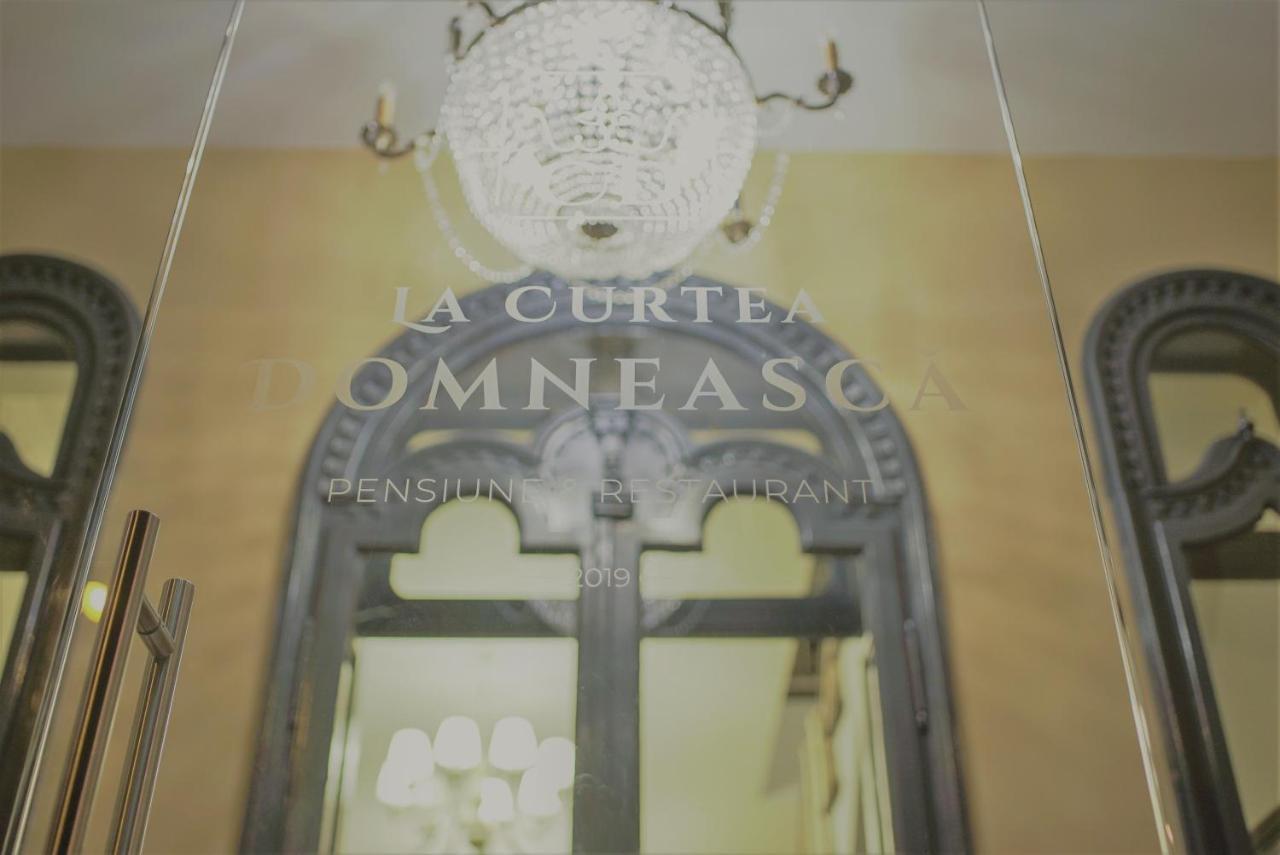 La Curtea Domneasca Hotell Piatra Neamţ Exteriör bild
